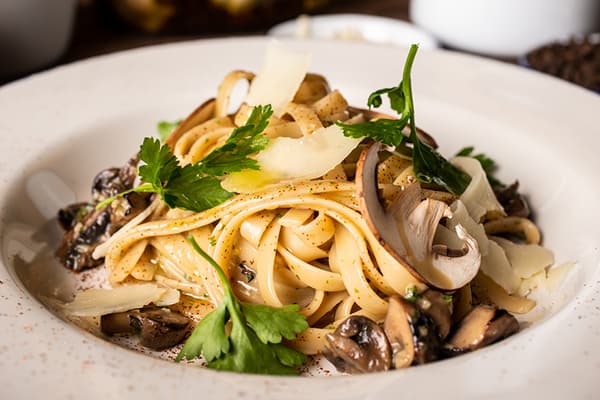 Fetuccini Aglio Olio Funghi E Pepperoncini